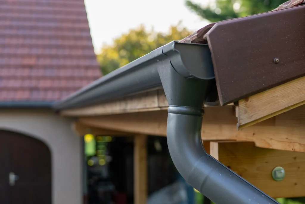 Gouttière demi-ronde en aluminium laqué noir sablé
